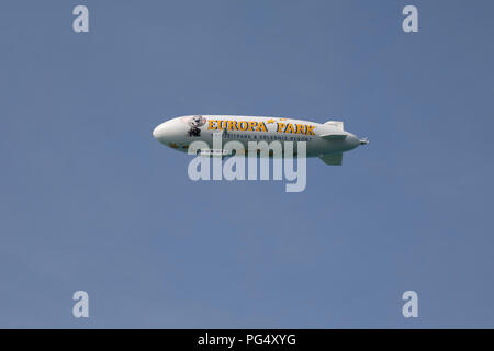 Europa Park Zeppelin (Luftschiff) über den Bodensee, Deutschland Stockfoto