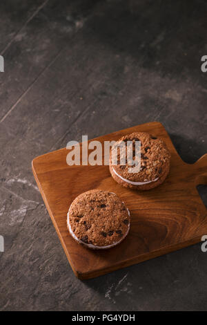 Cookie Ice Cream Sandwich isoliert auf rustikalen Holztisch Stockfoto
