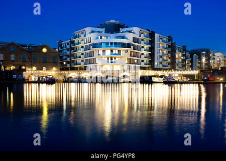 Häuser und Wohnungen in der Bristol Harbourside Bereich in den späten Abend. Stockfoto