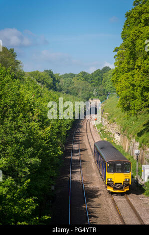 Personenzug der Klasse 150 in First Great Western-Lackierung auf dem Weg nach Swindon durch die britische Landschaft. Stockfoto