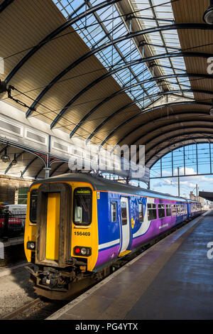 Northern Rail Class 156 Sprinter Personenzug an einem Bahnhof in England warten. Stockfoto