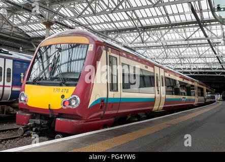 Klasse 170 Turbostar Personenzug in Strathclyde Partnerschaft für den Transport Livree in einem Bahnhof in Großbritannien warten. Stockfoto