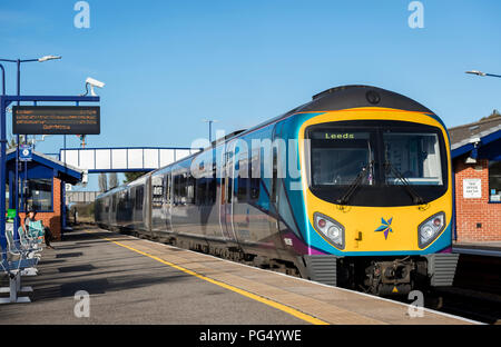 Transpennine Express Klasse 185 Personenzug auf einer Plattform auf einem Bahnhof warten auf dem Weg nach Leeds. Stockfoto