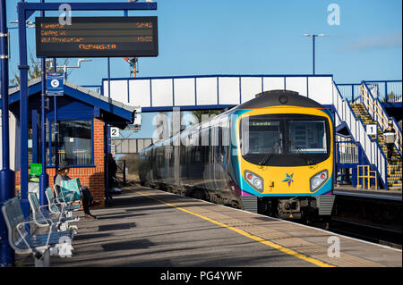 Transpennine Express Klasse 185 Personenzug auf einer Plattform auf einem Bahnhof warten auf dem Weg nach Leeds. Stockfoto