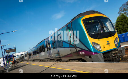 Transpennine Express Klasse 185 Personenzug auf einer Plattform auf einem Bahnhof warten auf dem Weg nach Leeds. Stockfoto