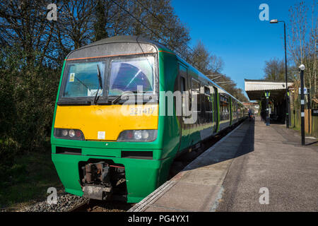 Klasse 321 Personenzug in London Midland livery an einem kleinen Bahnhof an der Abtei, England warten. Stockfoto