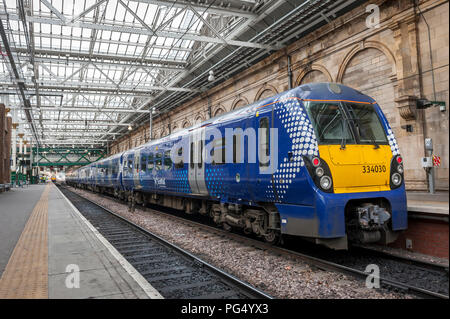 ScotRail Klasse 334 Juniper Personenzug in einem Bahnhof in Großbritannien warten. Stockfoto