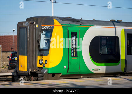 London Midland Züge personenzug Klasse 350 in Watford Junction Railway Station auf die Abtei, Hertfordshire, Großbritannien warten. Stockfoto