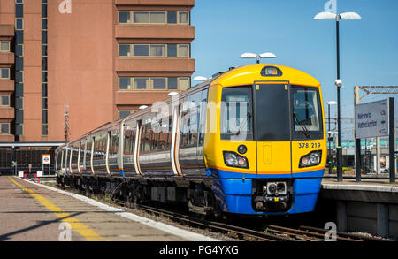 Klasse 378 Personenzug in London Overground Livree in Watford Junction, England. Stockfoto