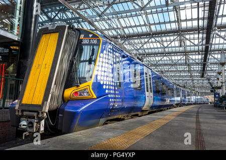 ScotRail Klasse 380 Desiro Personenzug an einem Bahnhof in Großbritannien warten. Stockfoto