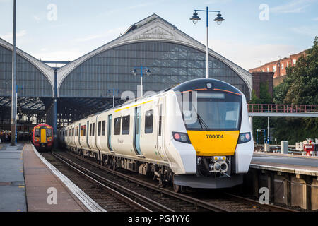 Klasse 700 Personenzug in Thameslink Livree auf einem Bahnhof in London, England warten. Stockfoto