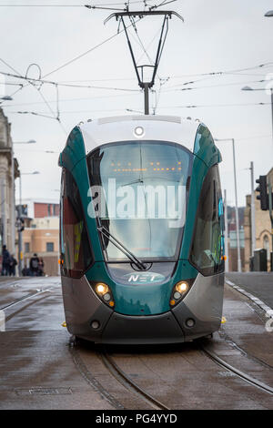 Nottingham Express Transit Straßenbahn durch Nottingham, England reisen. Stockfoto