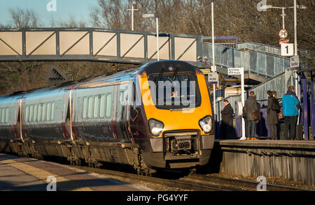 Klasse 220 Voyager Personenzug in länderübergreifende Livree auf einer Plattform in Filton Abbey Wood railway station, Gloucestershire, England. Stockfoto