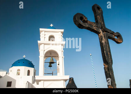 Santorini Imerovigli Anastasi Kirche dome Kreuz und Turm Stockfoto