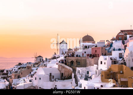 Santorin Oia bei Sonnenuntergang Stockfoto