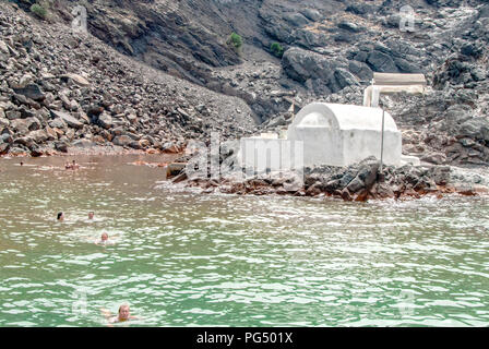 Santorini Schwimmen bei den heißen Quellen Palea Kameni Stockfoto