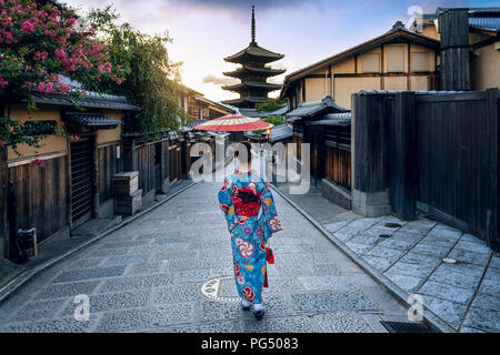 Asiatische Frau mit traditionellen japanischen kimono im Yasaka Pagode und Sannen Zaka Straße in Kyoto, Japan. Stockfoto