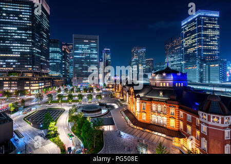 Tokio Bahnhof und Geschäftsviertel Gebäude bei Nacht, Japan. Stockfoto