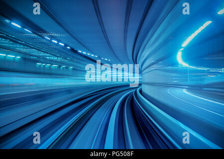 Motion Blur von automatischen Zug in Bewegung im Tunnel in Tokio, Japan. Stockfoto