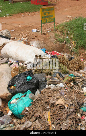 Abfall Abfall ist neben einem Kampala City Rat beachten Sie, dass die Meldung Kein Dumping" Kampala Uganda gedumpten Stockfoto