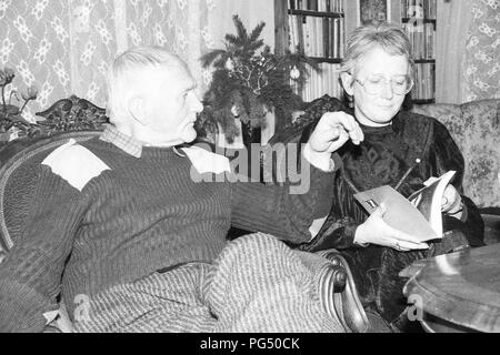 Der tschechische Schriftsteller Bohumil Hrabal und seine Übersetzerin Susanna Roth an Weihnachten 1987 in Kersko in der Nähe von Prag. Stockfoto