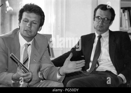 Wöchentliche Sitzung des IWM in Wien. Das IWM (Institut für die Wissenschaften vom Menschen) ist ein unabhängiges Institut für fortgeschrittene Studien in den Geistes- und Sozialwissenschaften 1982 gegründet von Der polnische Philosoph Krzysztof Michalski (links). Stockfoto