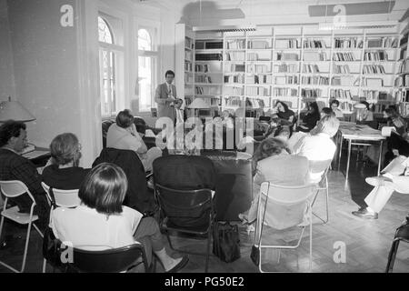 Krzysztof Michalski spricht auf eine der wöchentlichen Sitzungen des IWM. Das IWM (Institut für die Wissenschaften vom Menschen) ist ein unabhängiges Institut für fortgeschrittene Studien in den Geistes- und Sozialwissenschaften 1982 gegründet von Der polnische Philosoph Krzysztof Michalski. Stockfoto