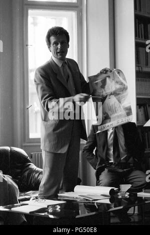 Krzysztof Michalski spricht auf eine der wöchentlichen Sitzungen des IWM in Wien. Das IWM (Institut für die Wissenschaften vom Menschen) ist ein unabhängiges Institut für fortgeschrittene Studien in den Geistes- und Sozialwissenschaften 1982 gegründet von Der polnische Philosoph Krzysztof Michalski. Stockfoto