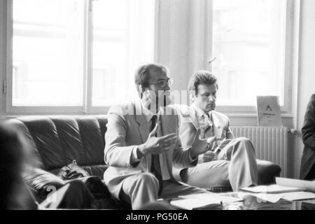 Wöchentliche Sitzung des IWM in Wien. Das IWM (Institut für die Wissenschaften vom Menschen) ist ein unabhängiges Institut für fortgeschrittene Studien in den Geistes- und Sozialwissenschaften 1982 gegründet von Der polnische Philosoph Krzysztof Michalski (rechts). Stockfoto