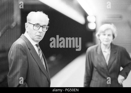 Die tschechischen Künstler Jiri Kolar in der Wiener U-Bahn im Jahr 1989. Kolar arbeitete sowohl als Dichter und als Maler. Er war einer der Unterzeichner der Charta 77 (zusammen mit den späteren Außenminister Jiri Dienstbier und der spätere Präsident Vaclav Havel). Stockfoto