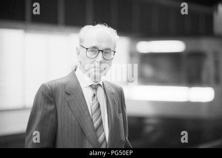 Die tschechischen Künstler Jiri Kolar in der Wiener U-Bahn im Jahr 1989. Kolar arbeitete sowohl als Dichter und als Maler. Er war einer der Unterzeichner der Charta 77 (zusammen mit den späteren Außenminister Jiri Dienstbier und der spätere Präsident Vaclav Havel). Stockfoto