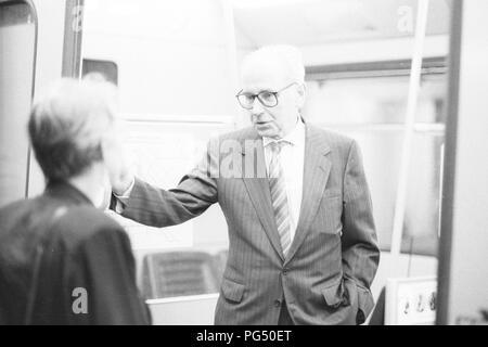 Die tschechischen Künstler Jiri Kolar in der Wiener U-Bahn im Jahr 1989. Kolar arbeitete sowohl als Dichter und als Maler. Er war einer der Unterzeichner der Charta 77 (zusammen mit den späteren Außenminister Jiri Dienstbier und der spätere Präsident Vaclav Havel). Stockfoto