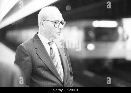 Die tschechischen Künstler Jiri Kolar in der Wiener U-Bahn im Jahr 1989. Kolar arbeitete sowohl als Dichter und als Maler. Er war einer der Unterzeichner der Charta 77 (zusammen mit den späteren Außenminister Jiri Dienstbier und der spätere Präsident Vaclav Havel). Stockfoto
