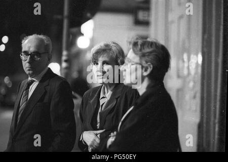 Die tschechischen Künstler Jiri Kolar mit dem Übersetzer Susanna Roth (rechts) in Wien im Jahr 1989. Kolar arbeitete als Dichter und Maler. Er war einer der Unterzeichner der Charta 77 (zusammen mit den späteren Außenminister Jiri Dienstbier und der spätere Präsident Vaclav Havel). Stockfoto