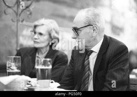 Die tschechischen Künstler Jiri Kolar und der Übersetzer Susanna Roth in einem Restaurant in Wien im Jahre 1989. Kolar arbeitete sowohl als Dichter und als Maler. Er war einer der Unterzeichner der Charta 77 (zusammen mit den späteren Außenminister Jiri Dienstbier und der spätere Präsident Vaclav Havel). Stockfoto