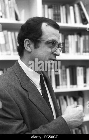 Der polnische Philosoph Krzysztof Michalski, an einem der wöchentlichen Sitzungen des IWM (Institut für die Wissenschaft vom Menschen", Deutsch: Institut für die Wissenschaften vom Menschen), die von ihm gegründet wurde. Stockfoto