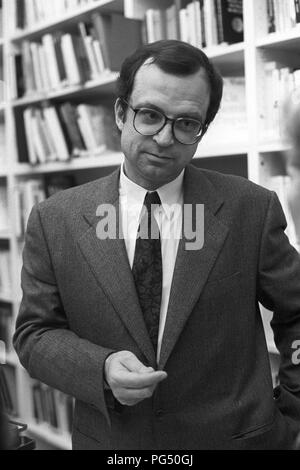 Der polnische Philosoph Krzysztof Michalski, an einem der wöchentlichen Sitzungen des IWM (Institut für die Wissenschaft vom Menschen", Deutsch: Institut für die Wissenschaften vom Menschen), die von ihm gegründet wurde. Stockfoto