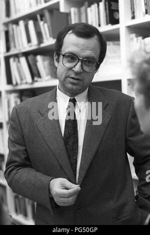 Der polnische Philosoph Krzysztof Michalski, an einem der wöchentlichen Sitzungen des IWM (Institut für die Wissenschaft vom Menschen", Deutsch: Institut für die Wissenschaften vom Menschen), die von ihm gegründet wurde. Stockfoto