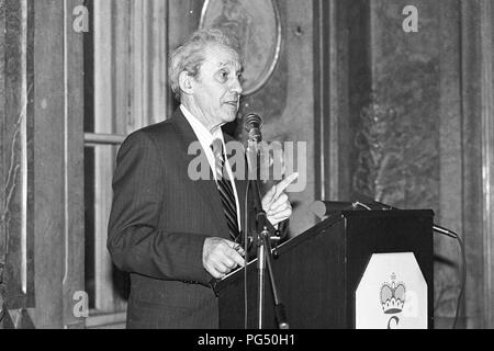 Der französische Philosoph Paul Ricoeur spricht auf eine der wöchentlichen Sitzungen des IWM (Institut für die Wissenschaft vom Menschen", Deutsch: Institut für die Wissenschaften vom Menschen) im Palais Schwarzenberg in Wien. Stockfoto