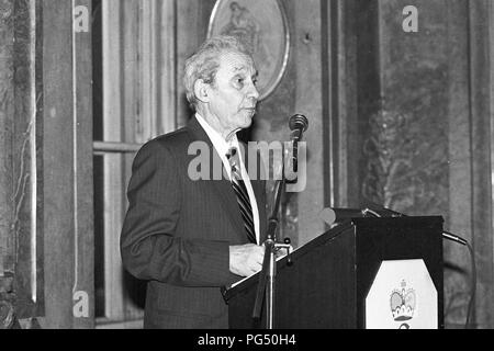 Der französische Philosoph Paul Ricoeur spricht auf eine der wöchentlichen Sitzungen des IWM (Institut für die Wissenschaft vom Menschen", Deutsch: Institut für die Wissenschaften vom Menschen) im Palais Schwarzenberg in Wien. Stockfoto