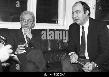 Der französische Philosoph Paul Ricoeur (links) bei einem der wöchentlichen Sitzungen des IWM (Institut für die Wissenschaft vom Menschen", Deutsch: Institut für die Wissenschaften vom Menschen). Stockfoto