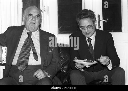 Lord George Weidenfeld (links) und George Soros auf einer Sitzung des IWM (Institut für die Wissenschaft vom Menschen", Deutsch: Institut für die Wissenschaften vom Menschen in Wien. Weidenfeld war ein Journalist und Berater der israelischen Regierung. Soros erschien besonders als Investor. Stockfoto