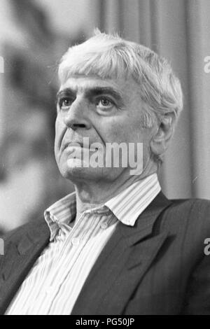 Der ungarische Schriftsteller Miklos Meszoely auf einer Tagung der Österreichischen Literatur Gesellschaft in Wien im Jahre 1990. Meszoly ist als einer der wichtigsten Vertreter der Neuen Ungarischen Literatur. Stockfoto