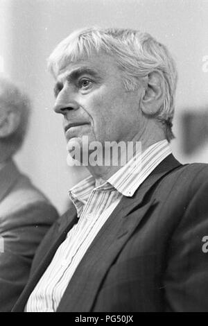 Der ungarische Schriftsteller Miklos Meszoely auf einer Tagung der Österreichischen Literatur Gesellschaft in Wien im Jahre 1990. Meszoly ist als einer der wichtigsten Vertreter der Neuen Ungarischen Literatur. Stockfoto