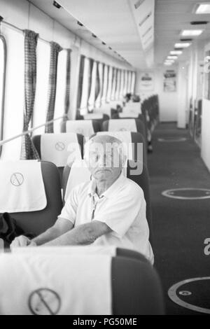 Der tschechische Schriftsteller Bohumil Hrabal während einer Reise nach Italien 1990 an Bord einer Fähre von Capri nach Neapel. Stockfoto