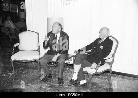 "Der Schriftsteller Joseph Brodsky (links) und Bohumil Hrabal während der Präsentation der Literaturpreis "Premio Capri''." Stockfoto