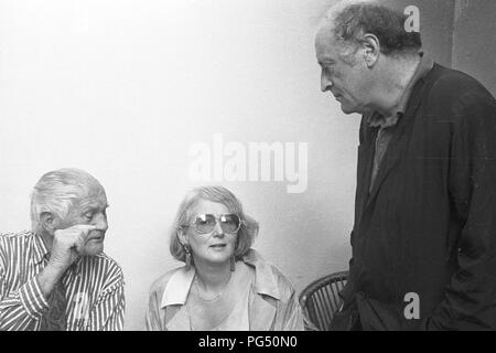 "Der tschechische Schriftsteller Bohumil Hrabal, der Übersetzer Susanna Roth und die Russisch-amerikanische Dichter Joseph Brodsky während der Präsentation der Literaturpreis "Premio Capri'' im Jahr 1990 (von links nach rechts)." Stockfoto