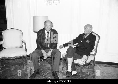 "Die Russisch-amerikanische Dichter Joseph Brodsky (l) und der tschechische Schriftsteller Bohumil Hrabal während der Präsentation der Literaturpreis "Premio Capri''." Stockfoto