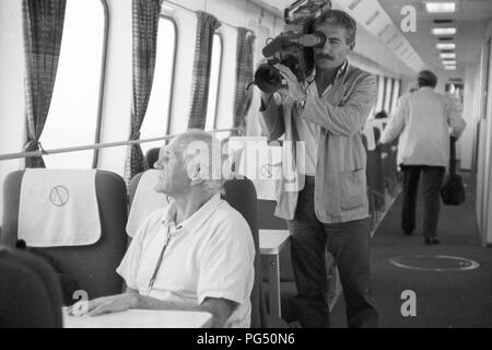 Der tschechische Schriftsteller Bohumil Hrabal (links) während einer Reise nach Italien 1990 an Bord einer Fähre von Capri nach Neapel. Stockfoto