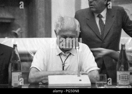 "Der tschechische Schriftsteller Bohumil Hrabal während der Verleihung der Literaturpreis "Premio Capri'' in 1990." Stockfoto